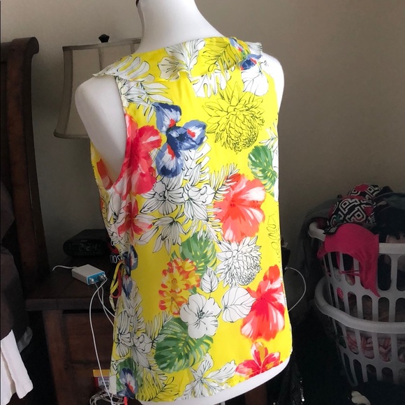 Spring time wrap blouse - Picture 3 of 6
